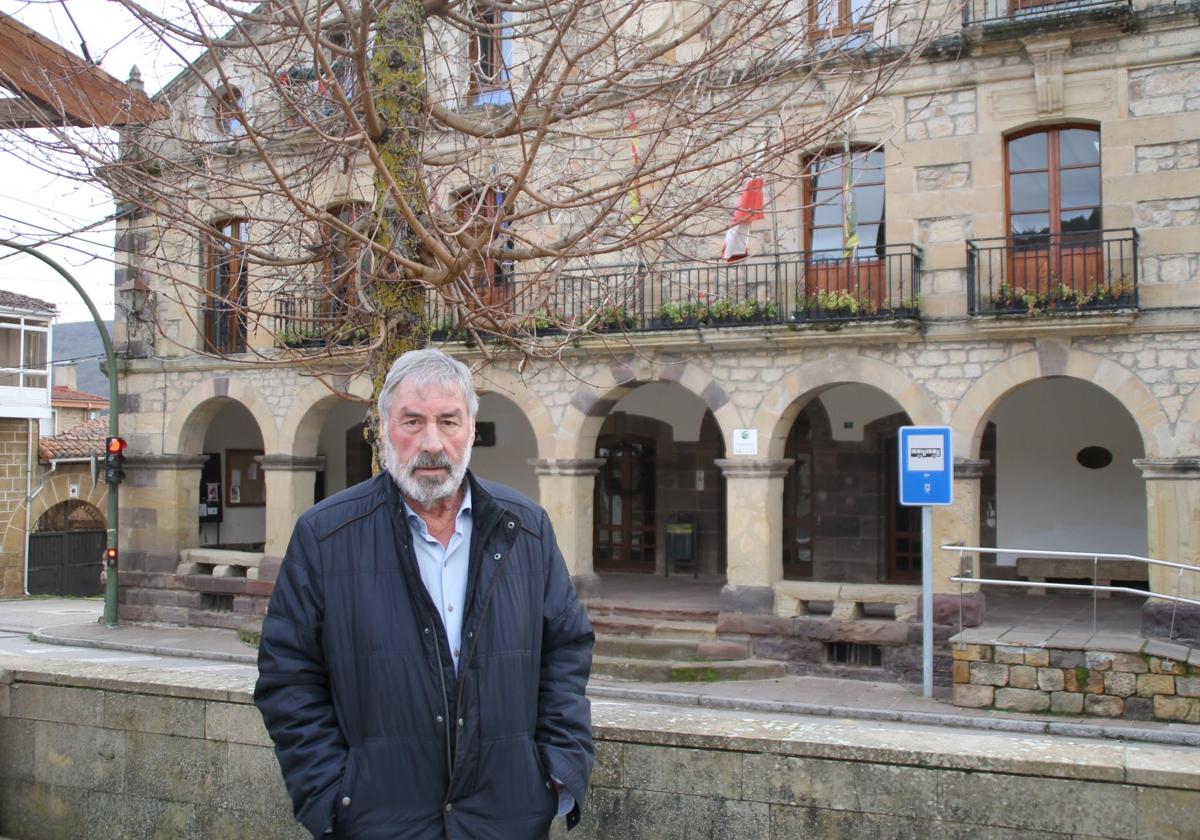 El alcalde regionalista Fernando Fernández, frente a las puertas del Ayuntamiento de Valderredible, en la localidad de Polientes.