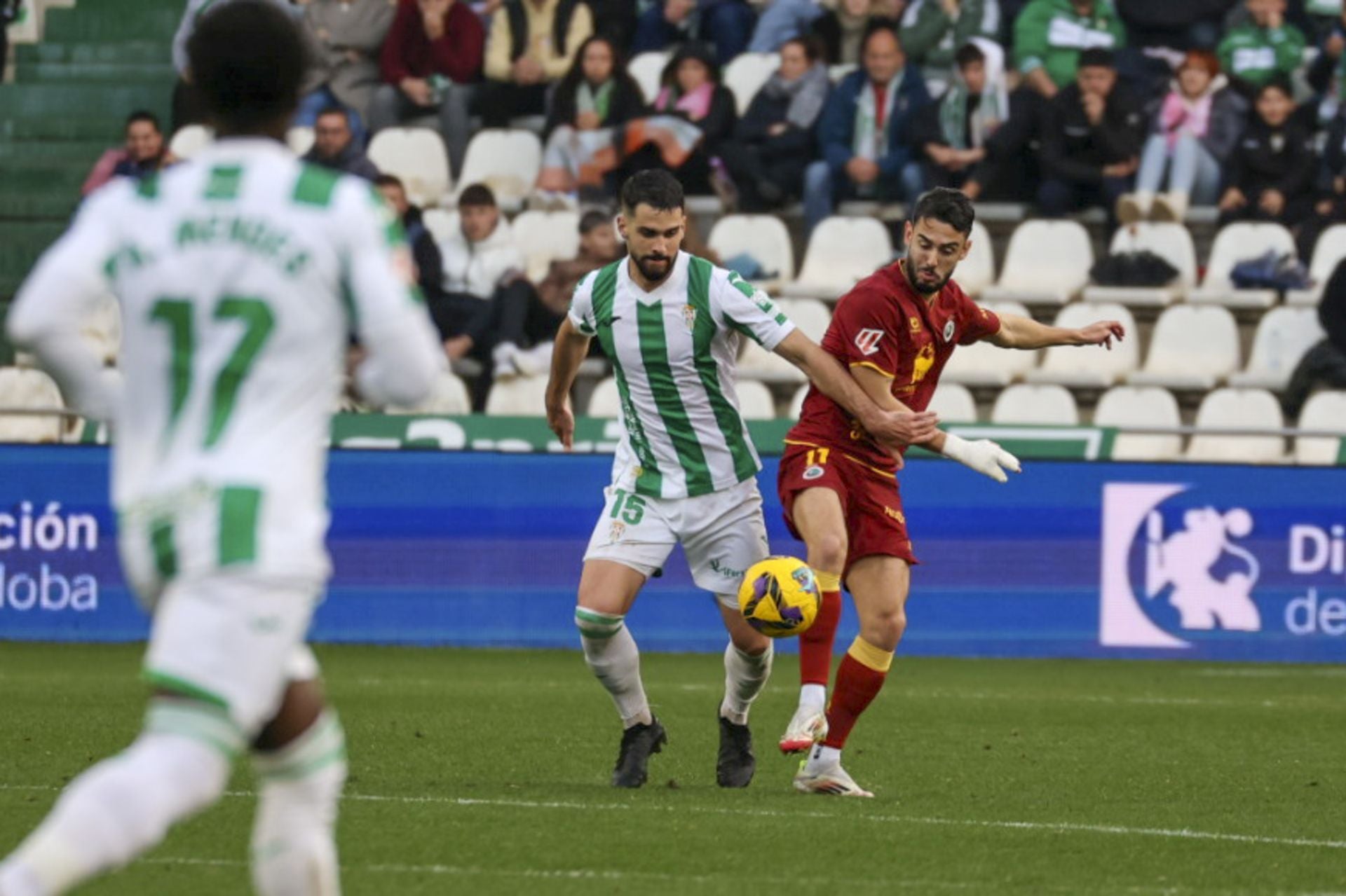 Un jugador del Córdoba pugna con Andrés Martín por hacerse con el balón. 