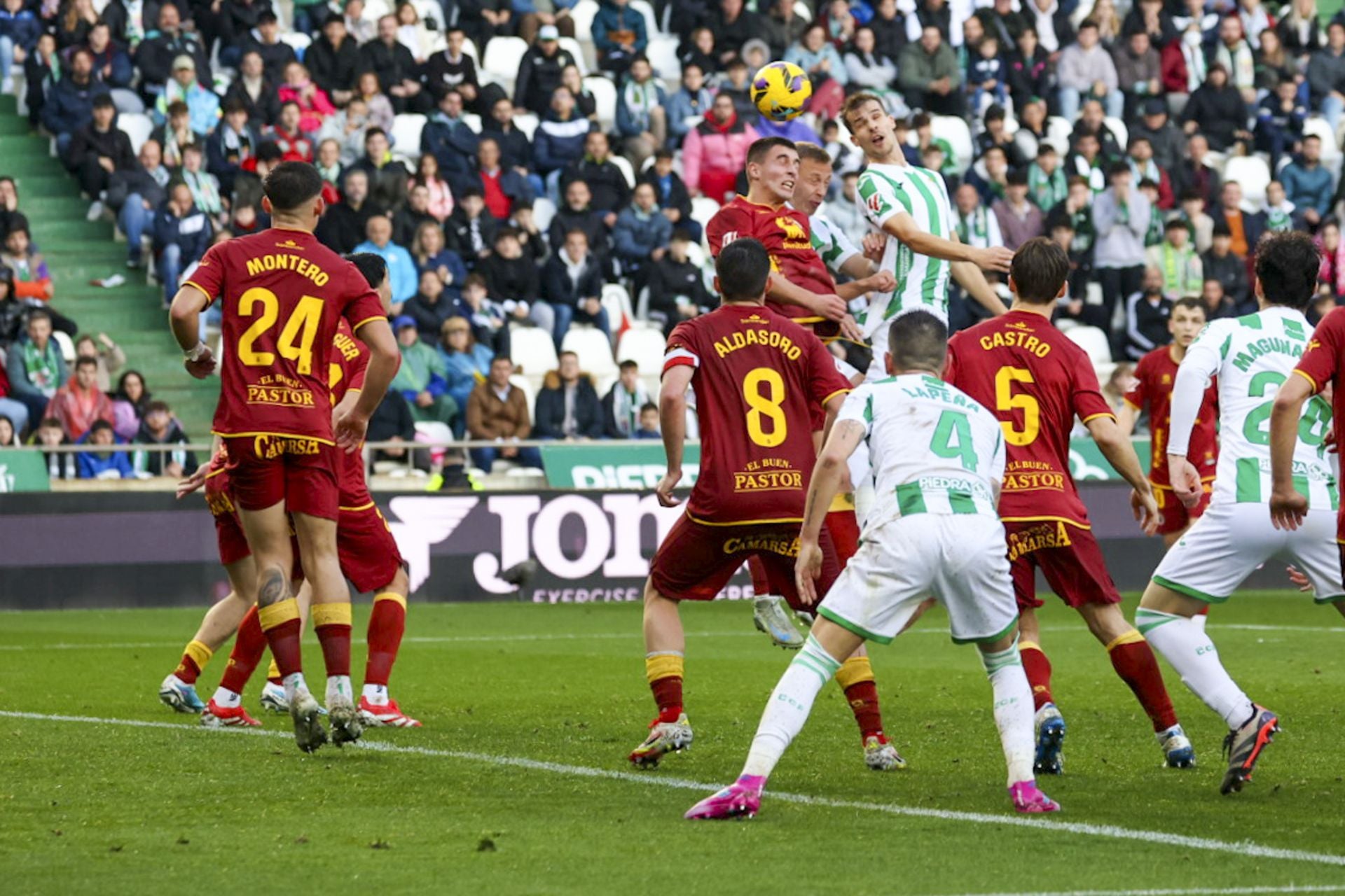 Karrikaburu, en pleno salto para hacerse con el balón. 