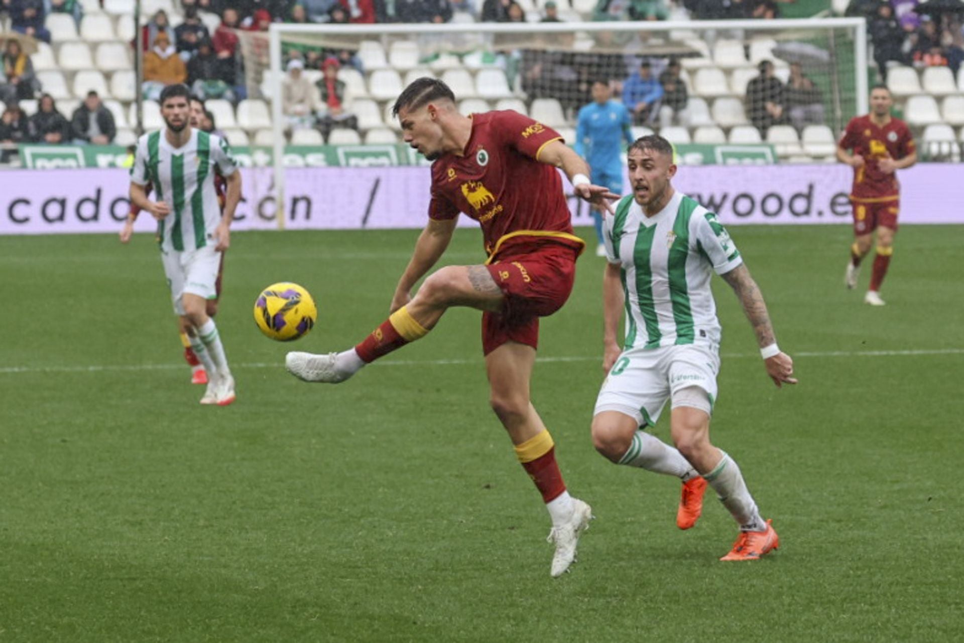 Javi Montero intenta despejar el balón fuera del área racinguista