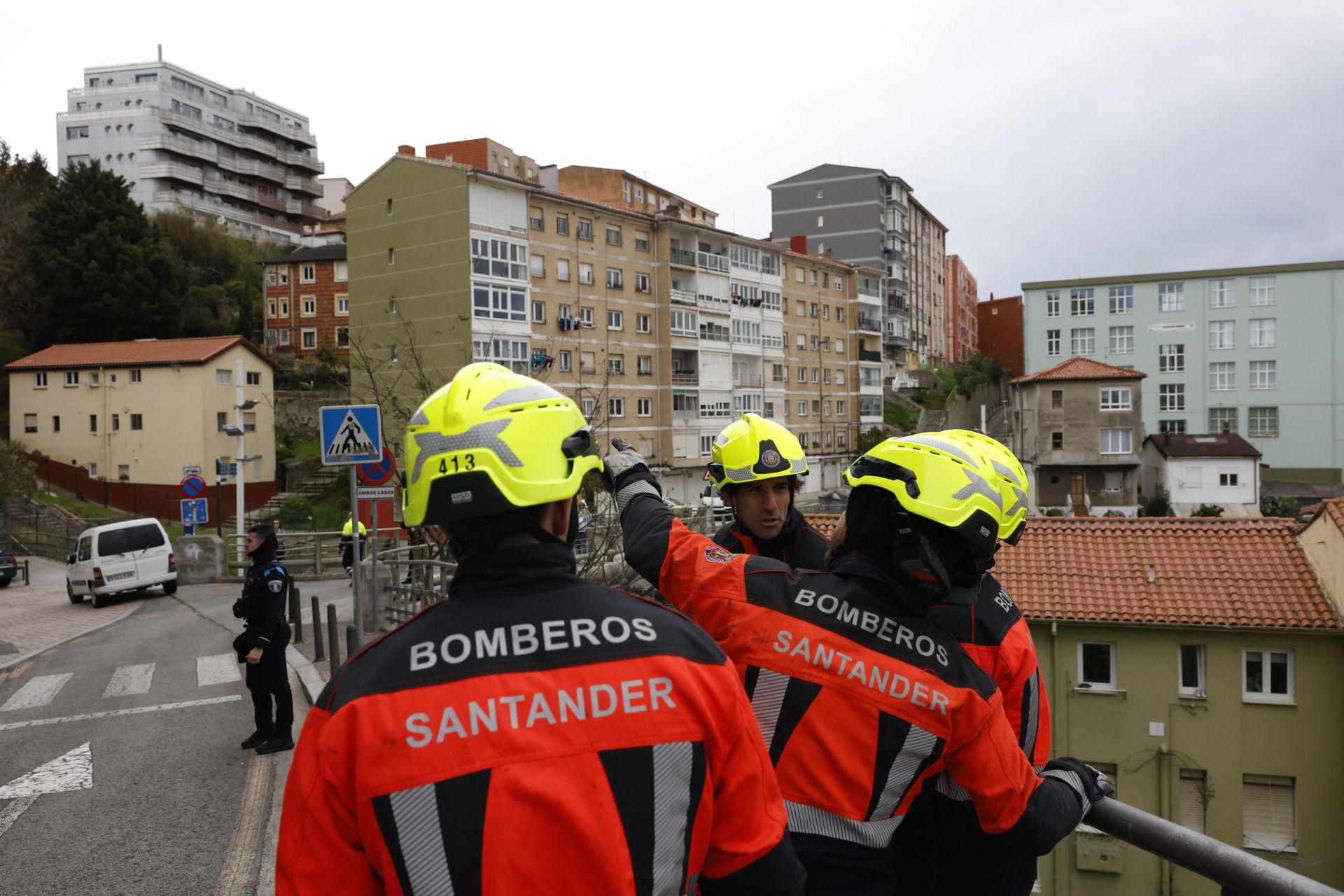 Bomberos, inspeccionando elementos con riesgo de desprendimiento en la zona de Prado San Roque