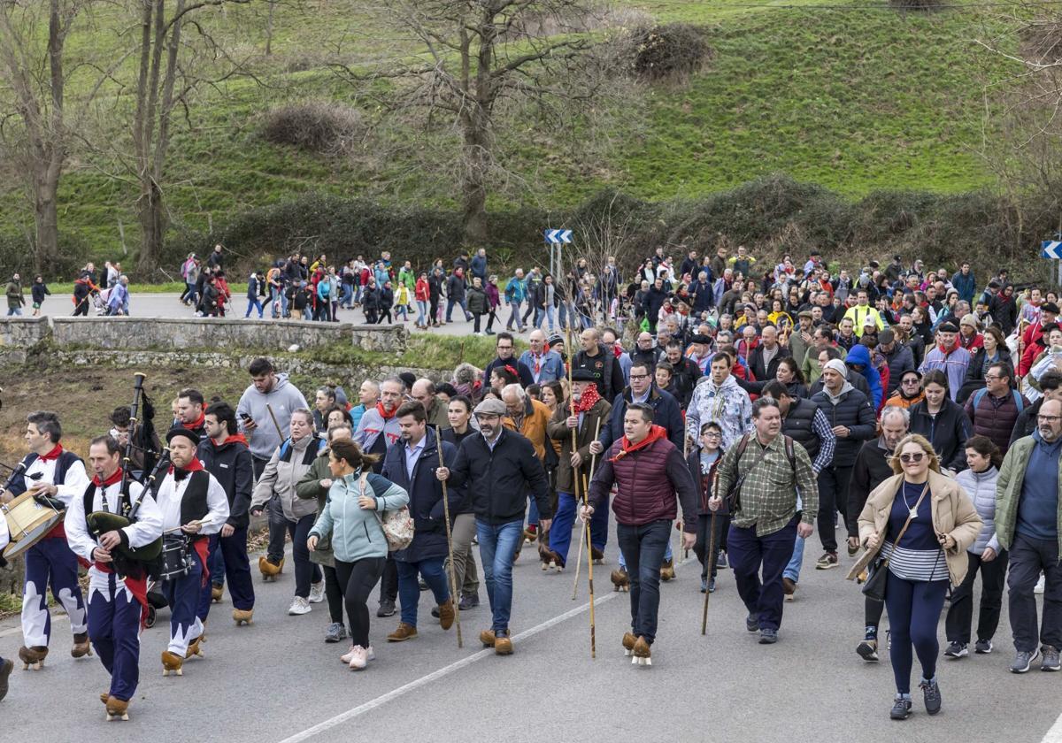 Las mejores imágenes de la tradicional subida, en albarcas, a La Montaña