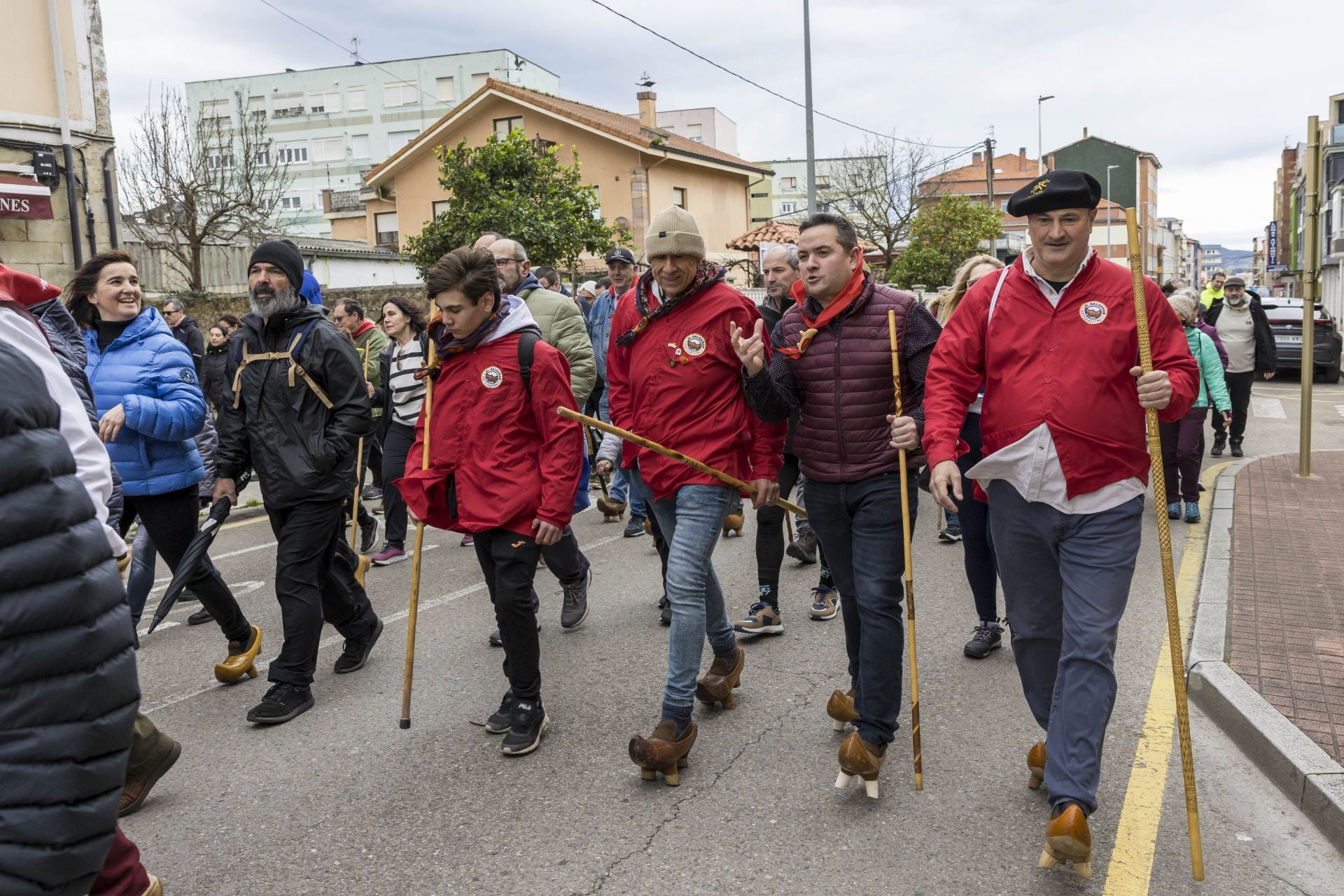 Miembros de la asociación El Calcañar, una entidad que difunde y promociona la albarca cántabra, además del oficio del albarquero.