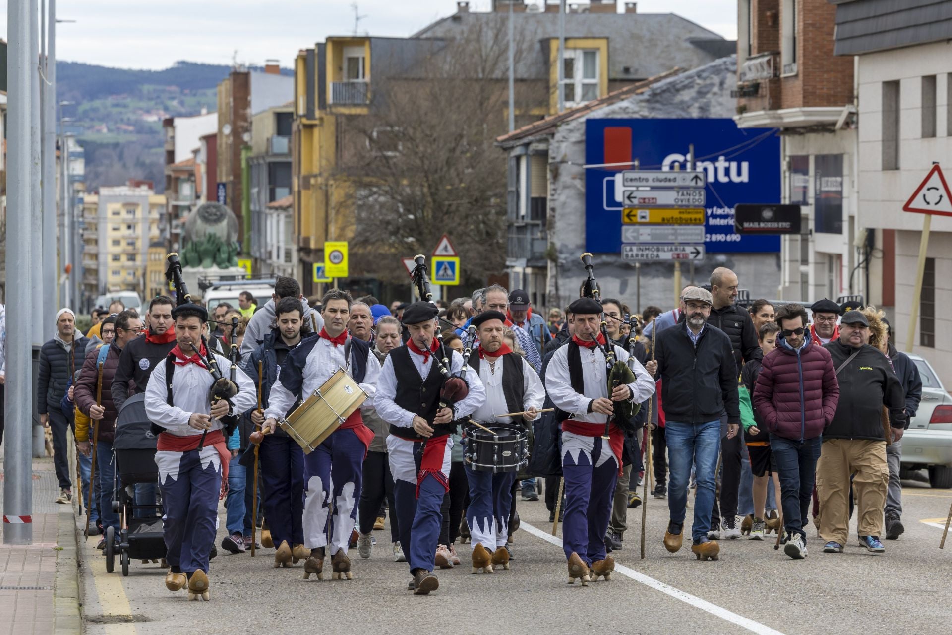 El recorrido se inició en el Bulevar Demetrio Herrero, junto al Ayuntamiento de Torrelavega, y un par de kilómetros después, en Los Ochos, se juntó a la marcha un nutrido grupo de personas.