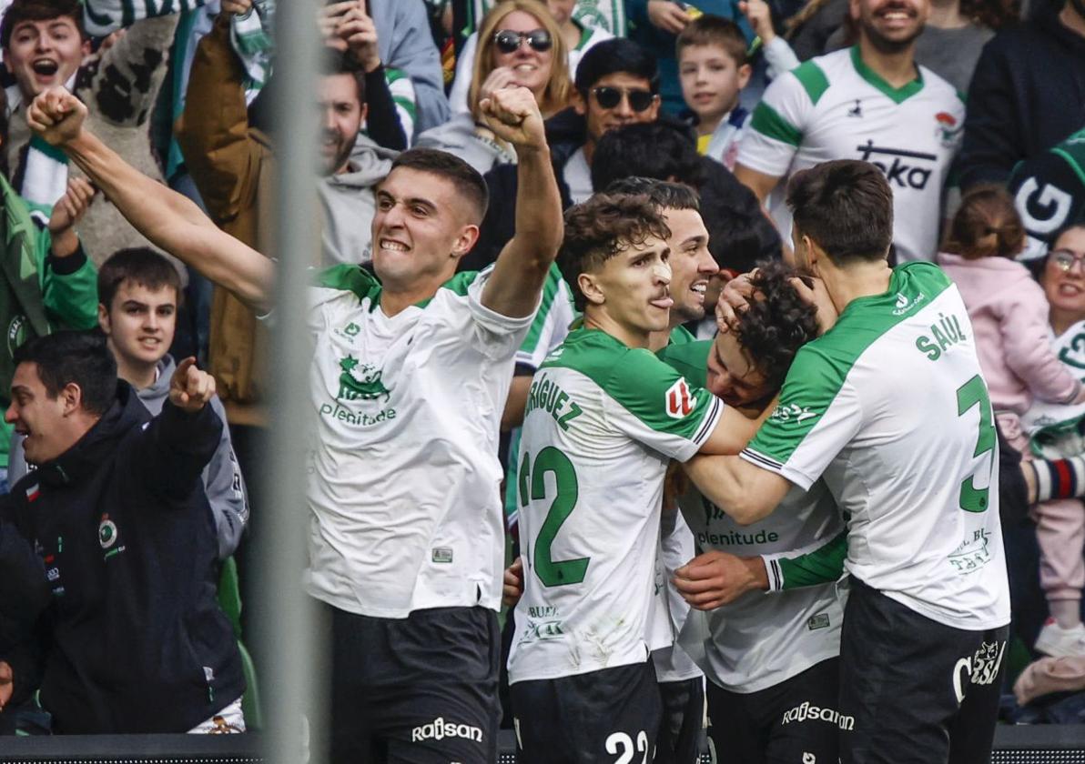 Los jugadores del Racing celebran el gol de Marco Sangalli frente al Racing de Ferrol