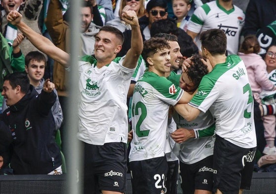 Los jugadores del Racing celebran el gol de Marco Sangalli frente al Racing de Ferrol