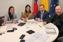 Imagen de la reunión mantenida en Madrid con la presencia, de izquierda a derecha, del subdirector gerente, Julián González Gil; la concejala de Cultura, Noemí Méndez; la alcaldesa de Santander, Gema Igual; el consejero de Cultura, Luis Martínez Abad, y Manuel Segade, director del Reina Sofía.