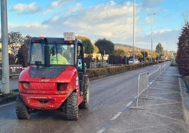 Un operario trabaja en las obras de urbanización en El Valle, en la zona que desde este martes se verá definitivamente afectado por las restricciones al tráfico.