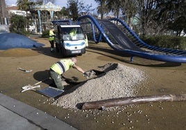 Operarios inician los trabajos para reemplazar el pavimento del parque infantil por otro más seguro.