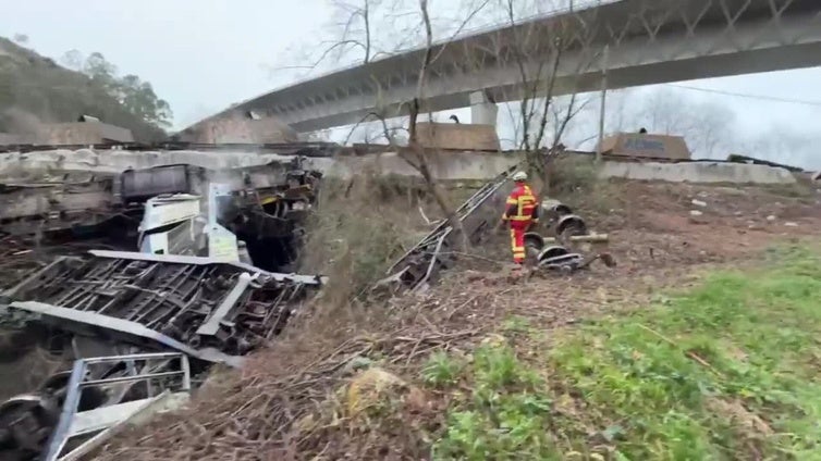 Descarrila un tren de mercancías en Pesués