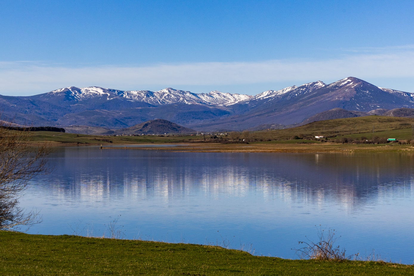 Imagen antes - El pantano del Ebro se recupera: está medio lleno y con el doble de agua embalsada que el año pasado