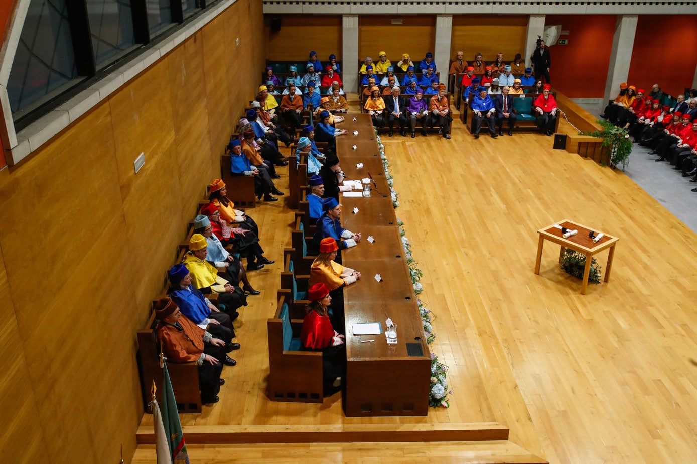 Vista de la mesa que ha presidido el acto en el Paraninfo de la UC. 