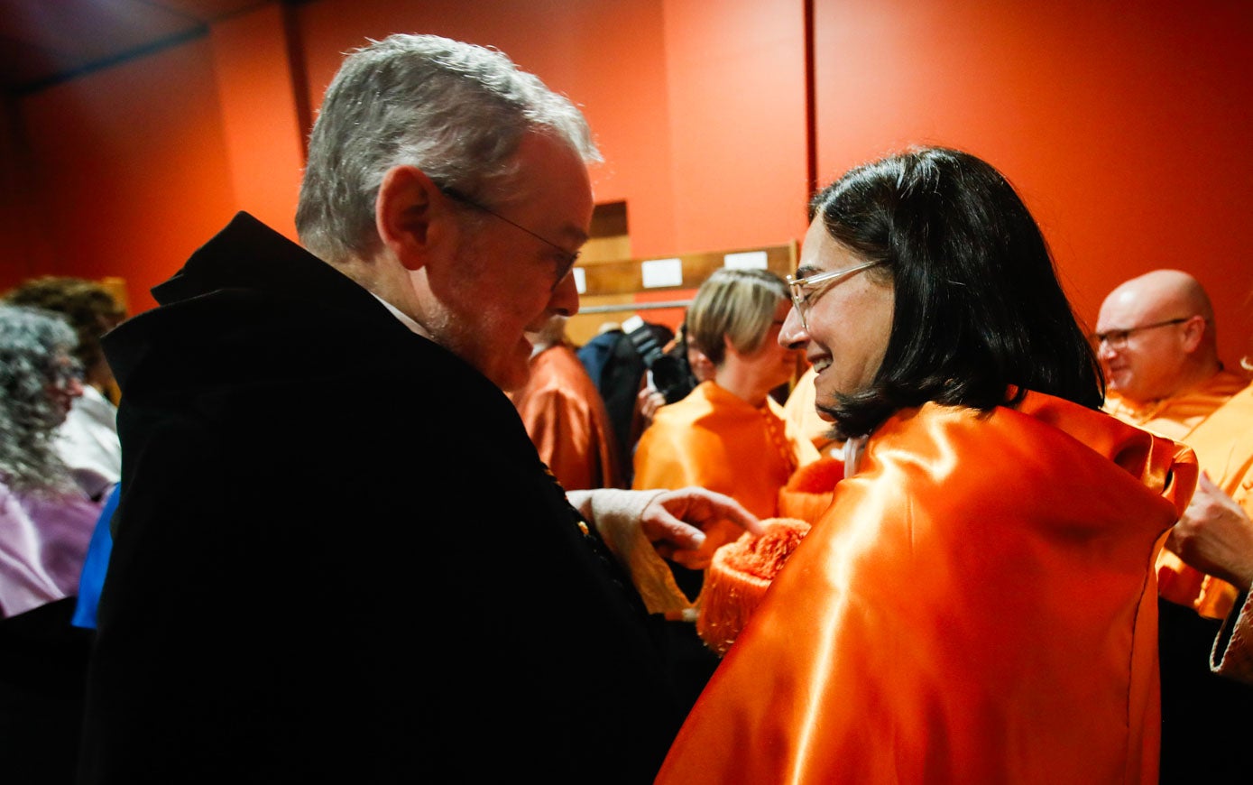 Ángel Pazos y Conchi López, rector saliente y rectora electa de la UC, intercambian unas palabras antes de que diera comienzo el acto. 