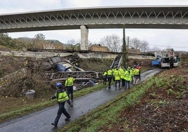 Sobre el terreno. Un grupo de técnicos iniciaron ayer los trabajos de retirada de los vagones, ayudados por una grúa de gran tonelaje llegada desde Asturias.