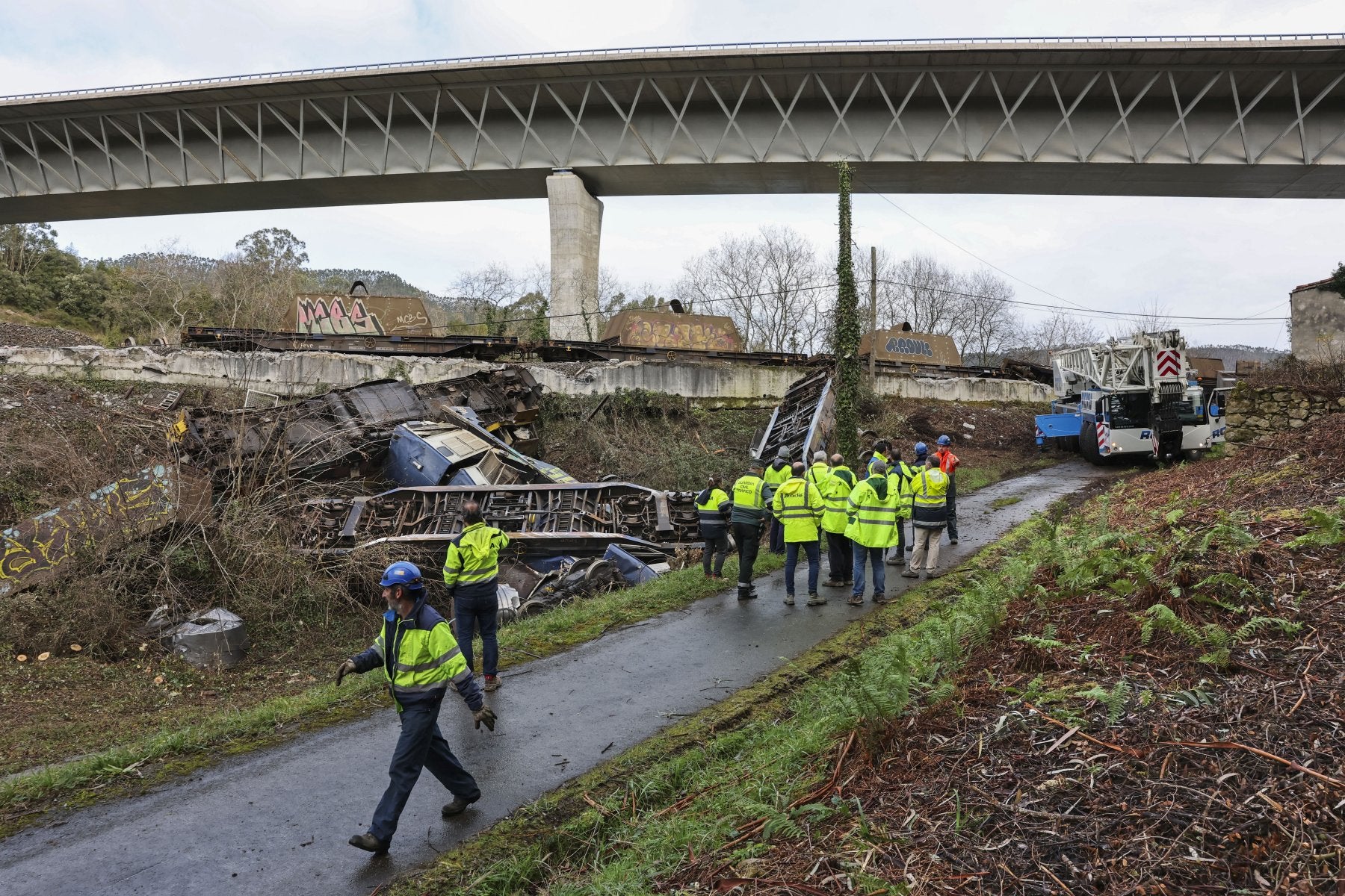 Sobre el terreno. Un grupo de técnicos iniciaron ayer los trabajos de retirada de los vagones, ayudados por una grúa de gran tonelaje llegada desde Asturias.