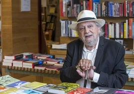 El poeta Marcos-Ricardo Barnatán en un acto celebrado en Librería Gil.