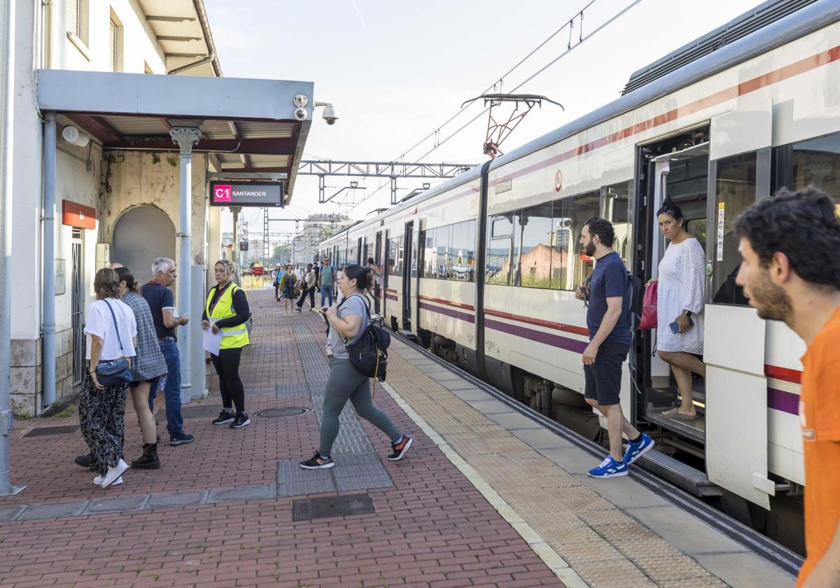 Los usuarios del servicio de Cercanías de Cantabria descienden de un tren en la estación de Guarnizo.