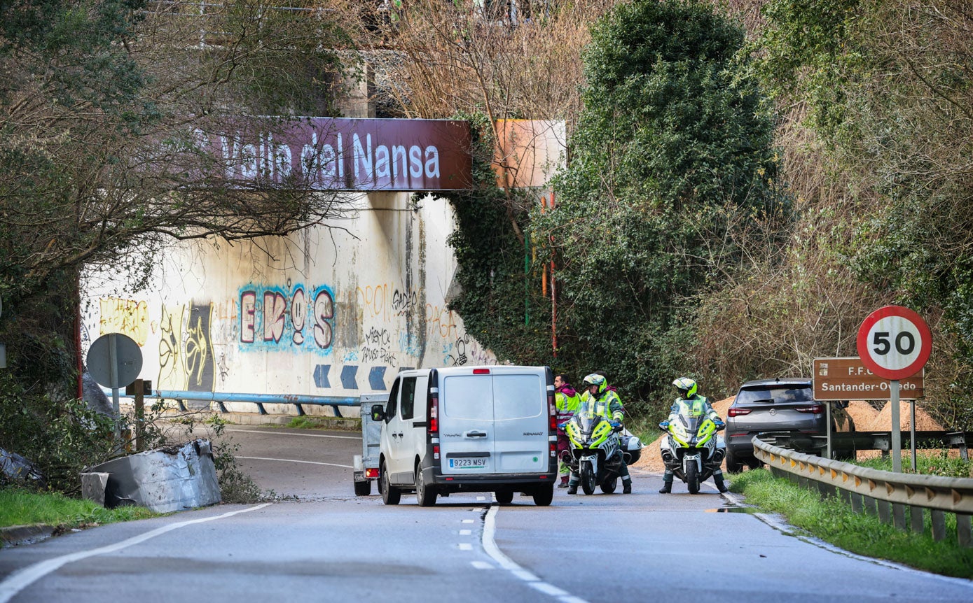 Tramo de la CA-181, pasado el barrio de la Barca de Pesués, que continúa conrtado al tráfico.