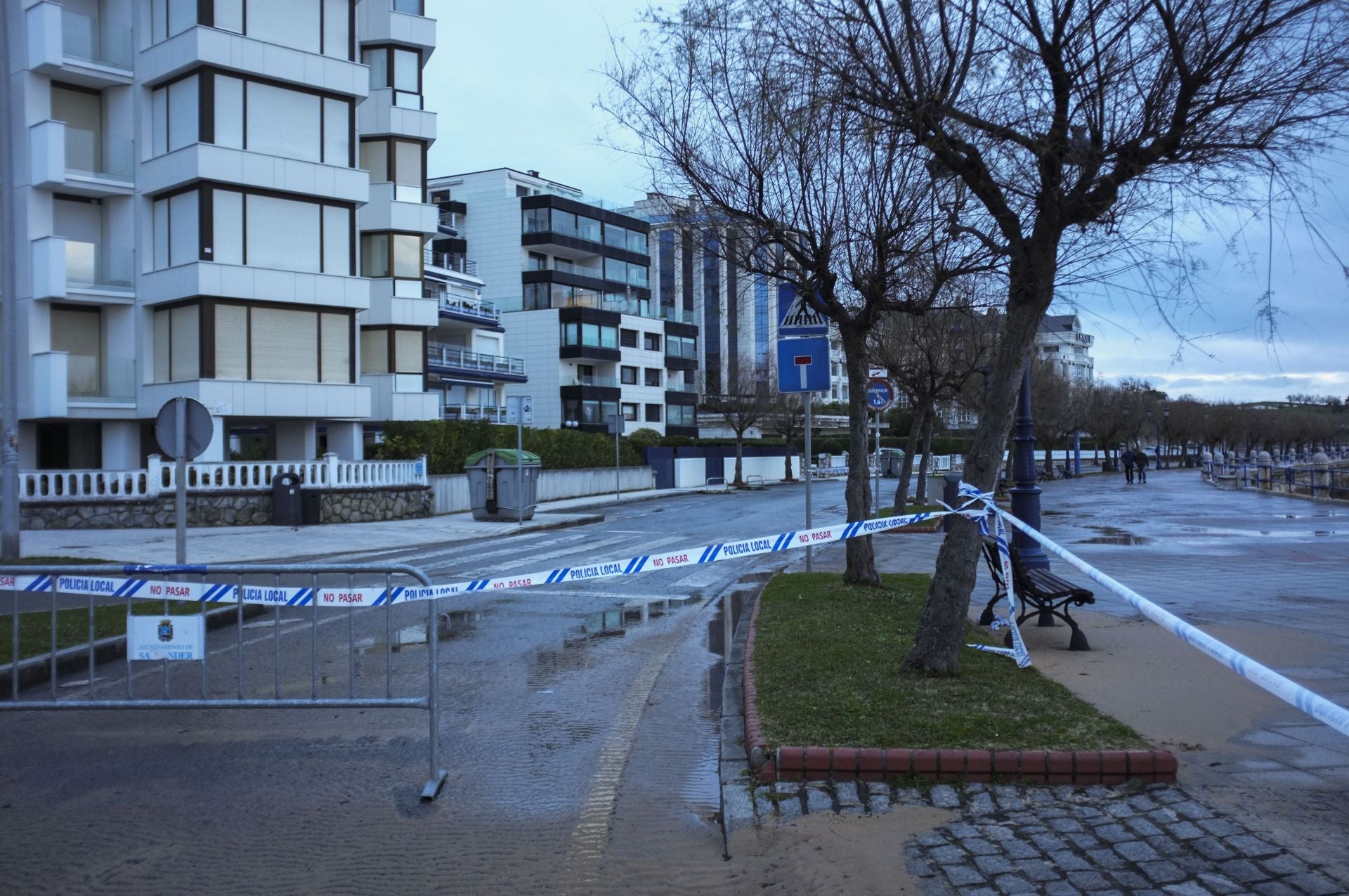 La Avenida Manuel García Lago permanecerá cerrada hasta que pase el temporal.