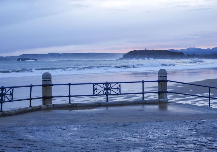 El mar salpica la costa cántabra