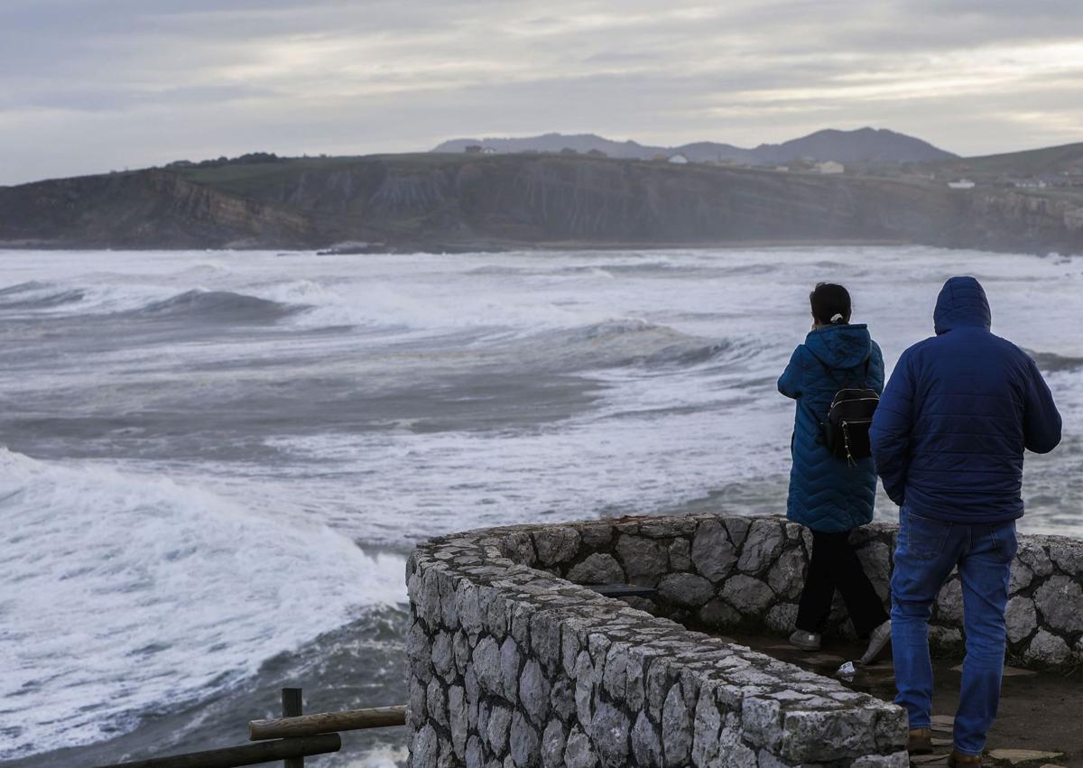 Imagen secundaria 1 - Fotografías tomadas en la costa de Suances este martes.