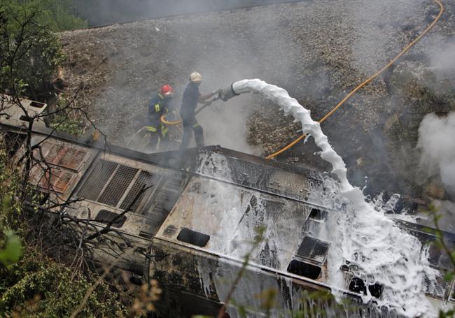 11/07/2007. Bomberos tratan de sofocar el fuego en el primer siniestro.