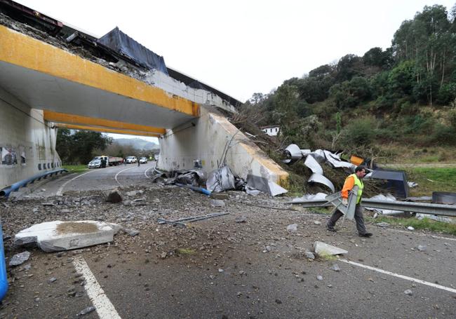 31/01/2013. El puente hacia el valle del Nansa también quedó dañado.