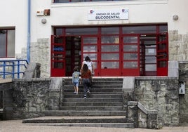 Varias personas acceden a la Unidad de Salud Bucodental ubicada en el Hospital de Liencres.