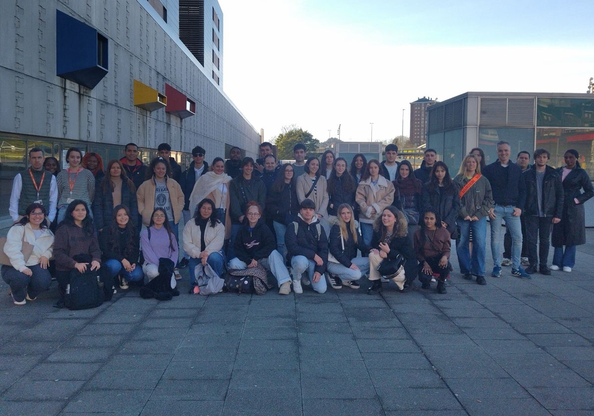 Representantes de la empresa, tutores y estudiantes antes de iniciar la visita dentro del Hospital Marqués de Valdecilla.