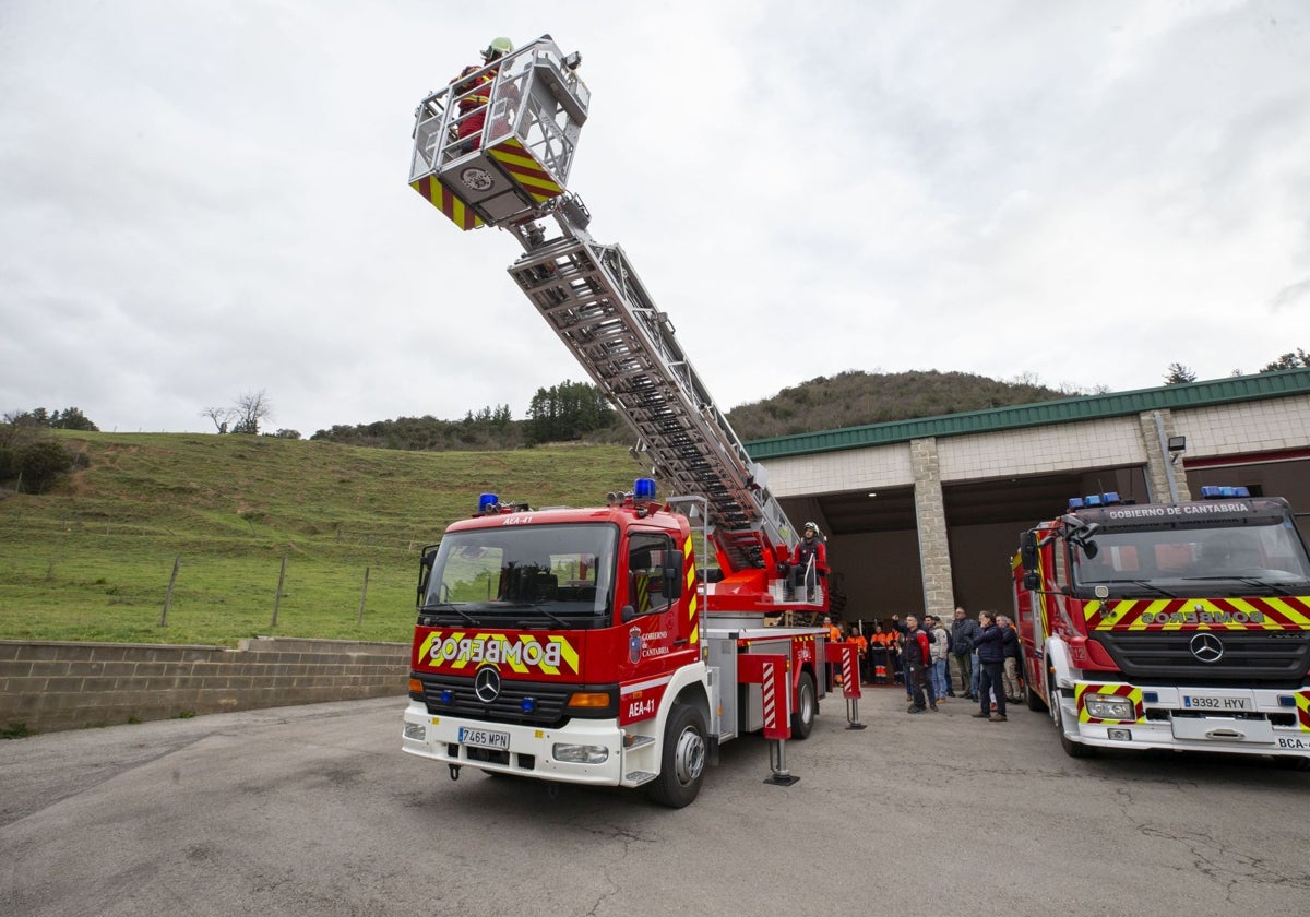 Los bomberos del 112, junto a las autoridades probando la autoescala.