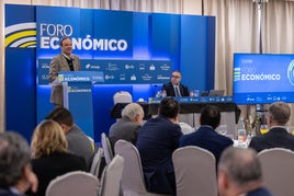 El ponente José Carlos Díez, en un momento de su intervención, ante la mirada del moderador del foro y director de El Diario Montañés, Íñigo Noriega