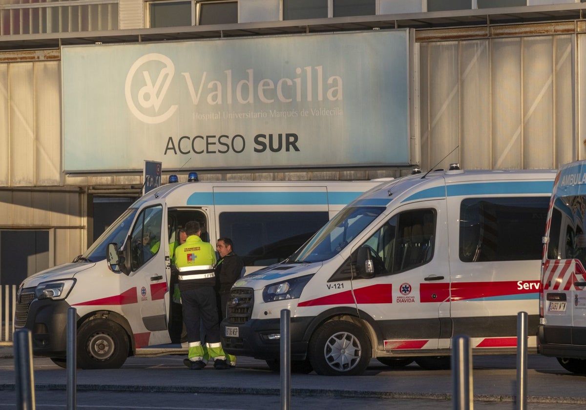 Ambulancias y personal de Diavida, en la entrada de Valdecilla Sur.