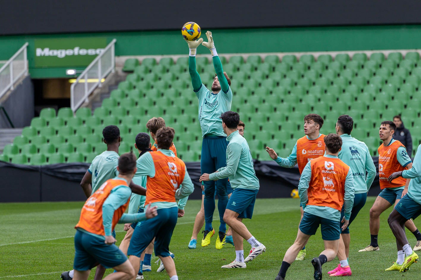 Ezkieta atrapa un balón aéreo en el área durante el entrenamiento. 