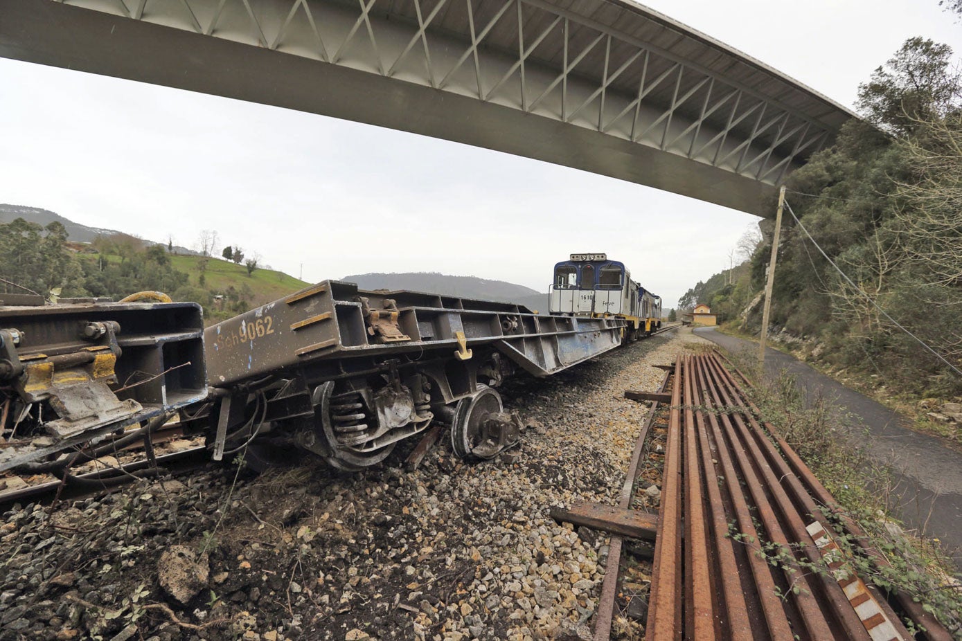 La locomotora que tiraba del convoy llegó prácticamente a la estación de Pesués, que se ve al fondo.