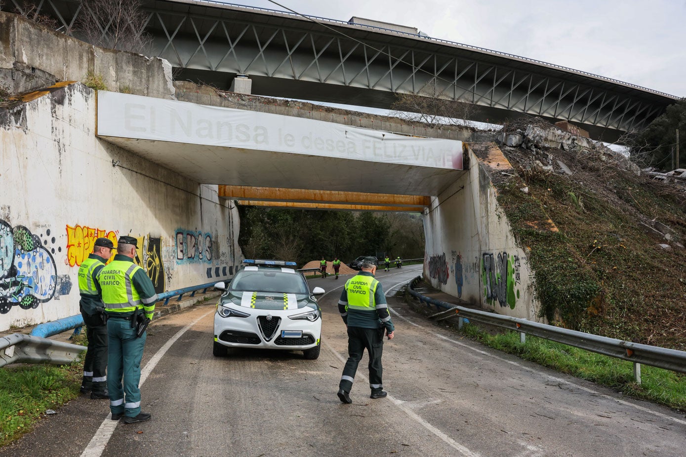 La Guardía civil vigila el puente de la CA-181, este martes.