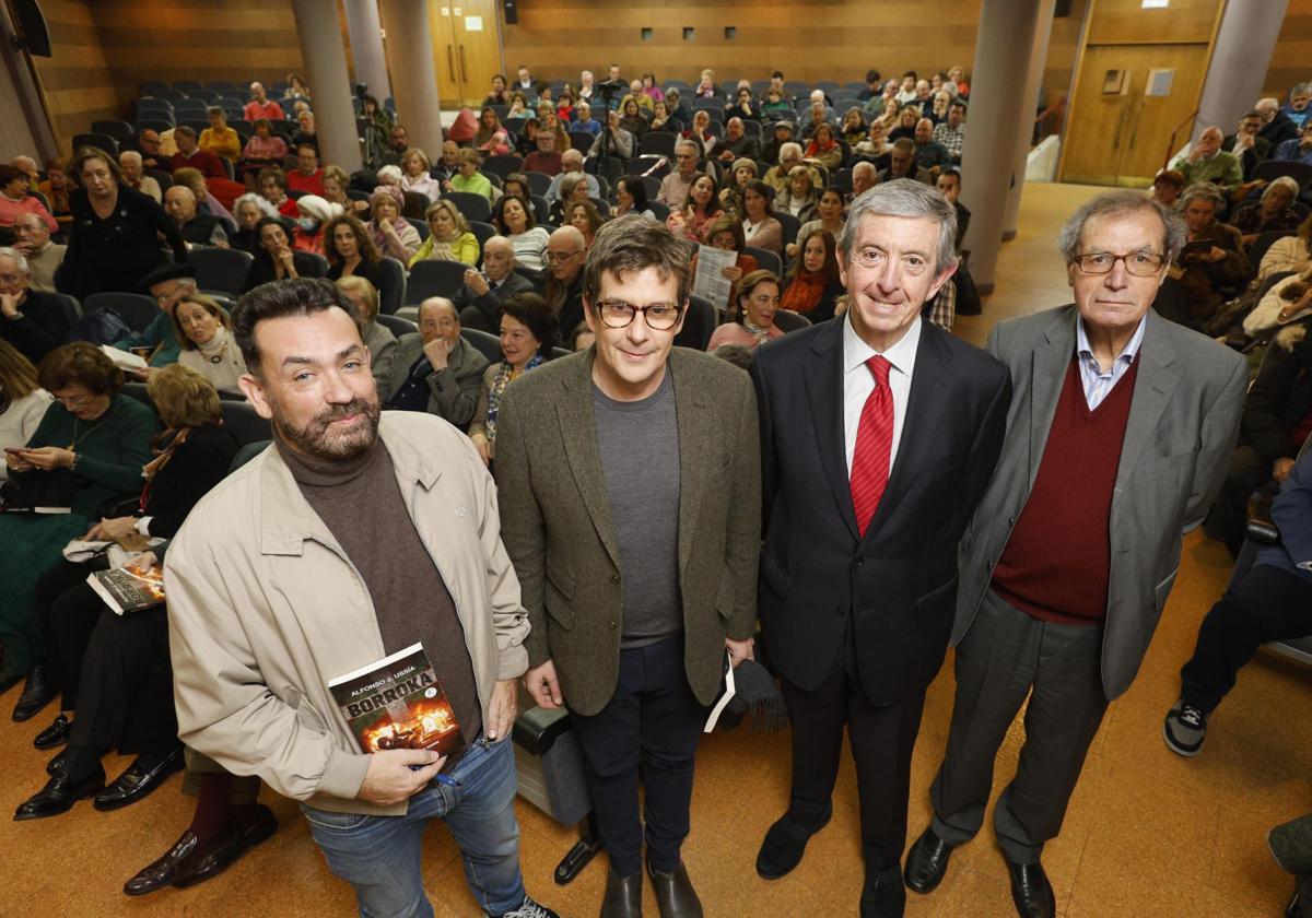 Javier M. Llamazares, Alfonso J. Ussía, Luis Revenga y Manuel Ángel Castañeda en el Ateneo.