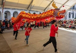 Baile de jóvenes chinos en la última fiesta de Año Nuevo que se celebró en la plaza Porticada de Santander.