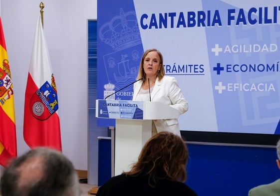 La consejera de Presidencia, Isabel Urrutia, durante la presentación del borrador de la Ley de Simplificación el pasado mes de octubre.