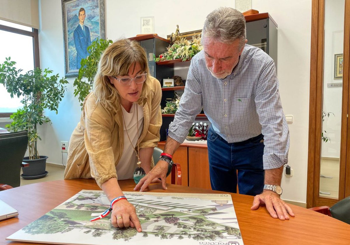 La alcaldesa de Polanco, Rosa Díaz, y el concejal Avelino Rodríguez, ante el diseño parque.