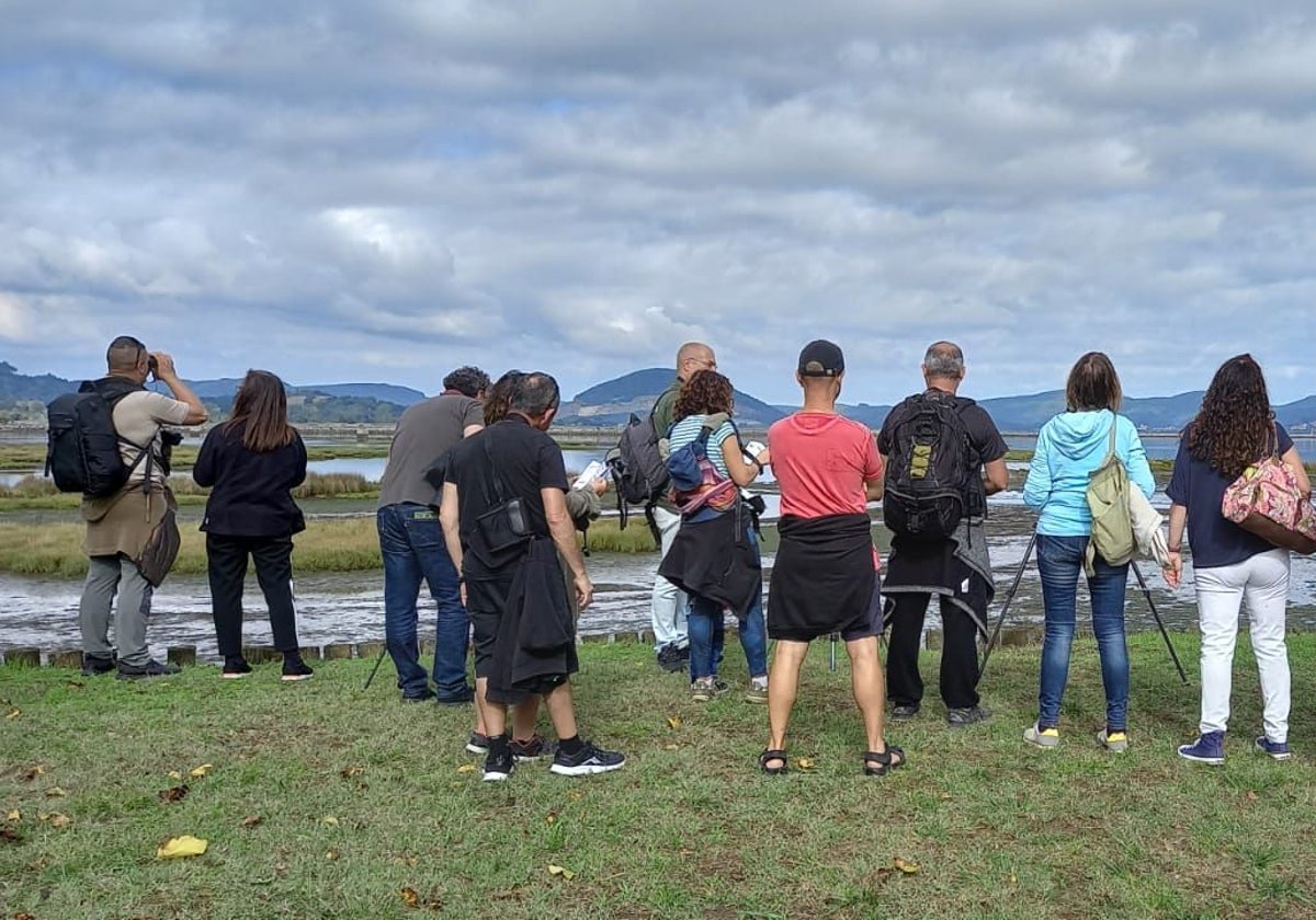 Participantes en una actividad de observación de aves en Colindres.