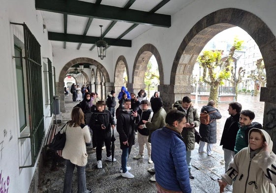 Alumnos y profesores en la plaza de La Barrera tras ser desalojados del instituto en Castro Urdiales.