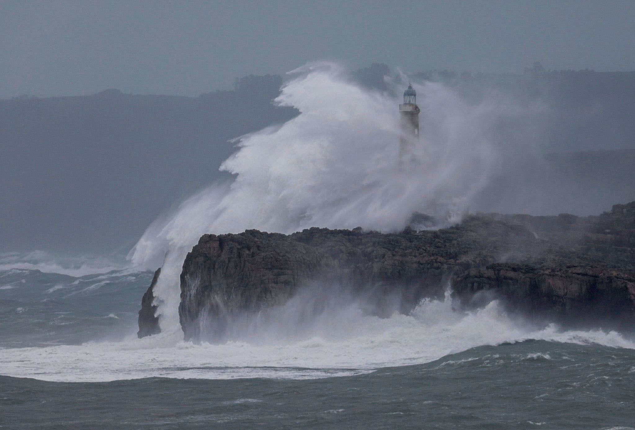 Una ola rompiendo este jueves contra el faro de Mouro.