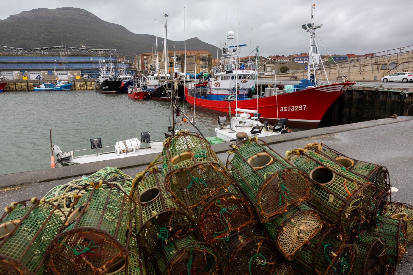 La flota amarrada por el temporal en la costa. Puerto de Santoña.