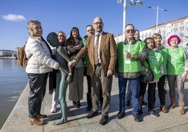 Celia García, gerente de AECC, junto al consejero de Sanidad, César Pascual, en el centro de la imagen, y miembros de la asociación.