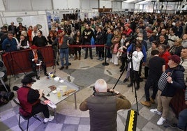 Taller de elaboración de anchoa ante numeroso público en la feria.