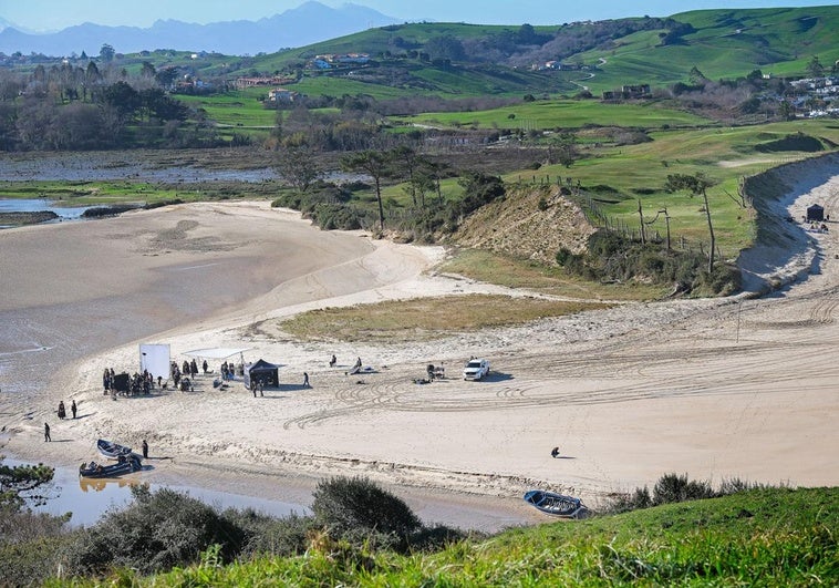 El equipo de rodaje se situó en la playa de Oyambre, en la zona conocida como 'La duna'.