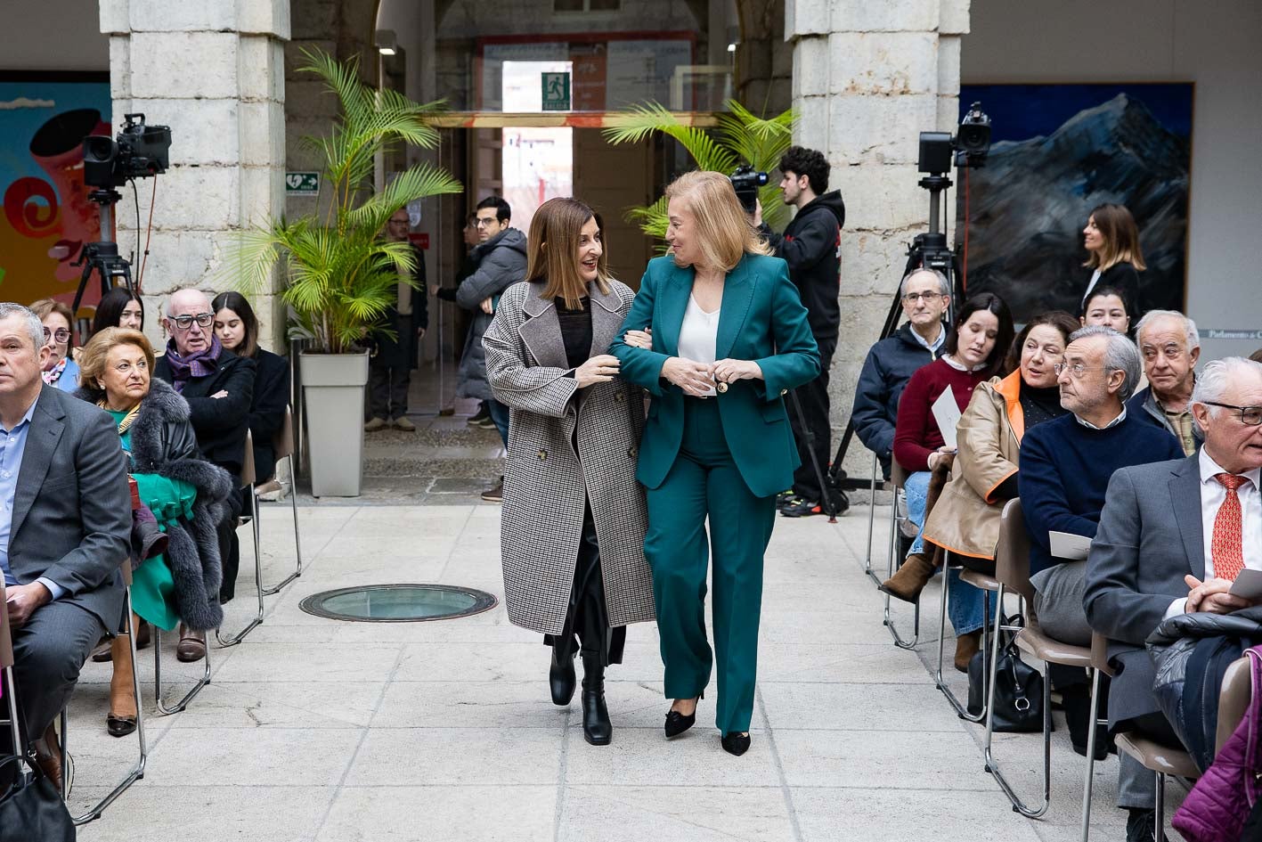 La presidenta de Cantabria, María José Sáenz de Buruaga, con la presidenta del Parlamento, María José González Revuelta, entrando al patio del Parlamento.