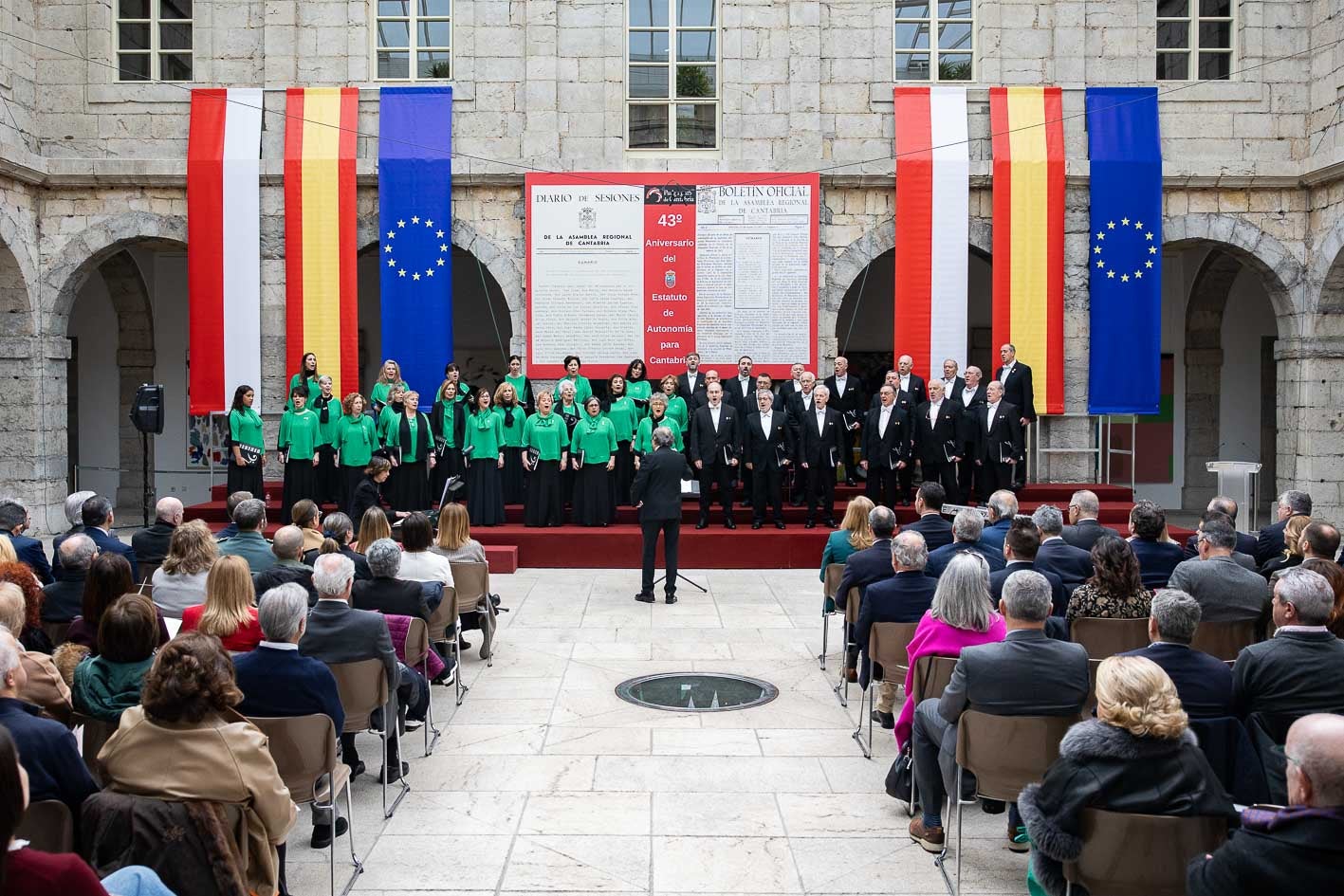 El coro de Torrelavega interpretó siete piezas clásicas y tres de la región: 'Boda en la aldea', 'Santander, la marinera' y el himno de Cantabria.