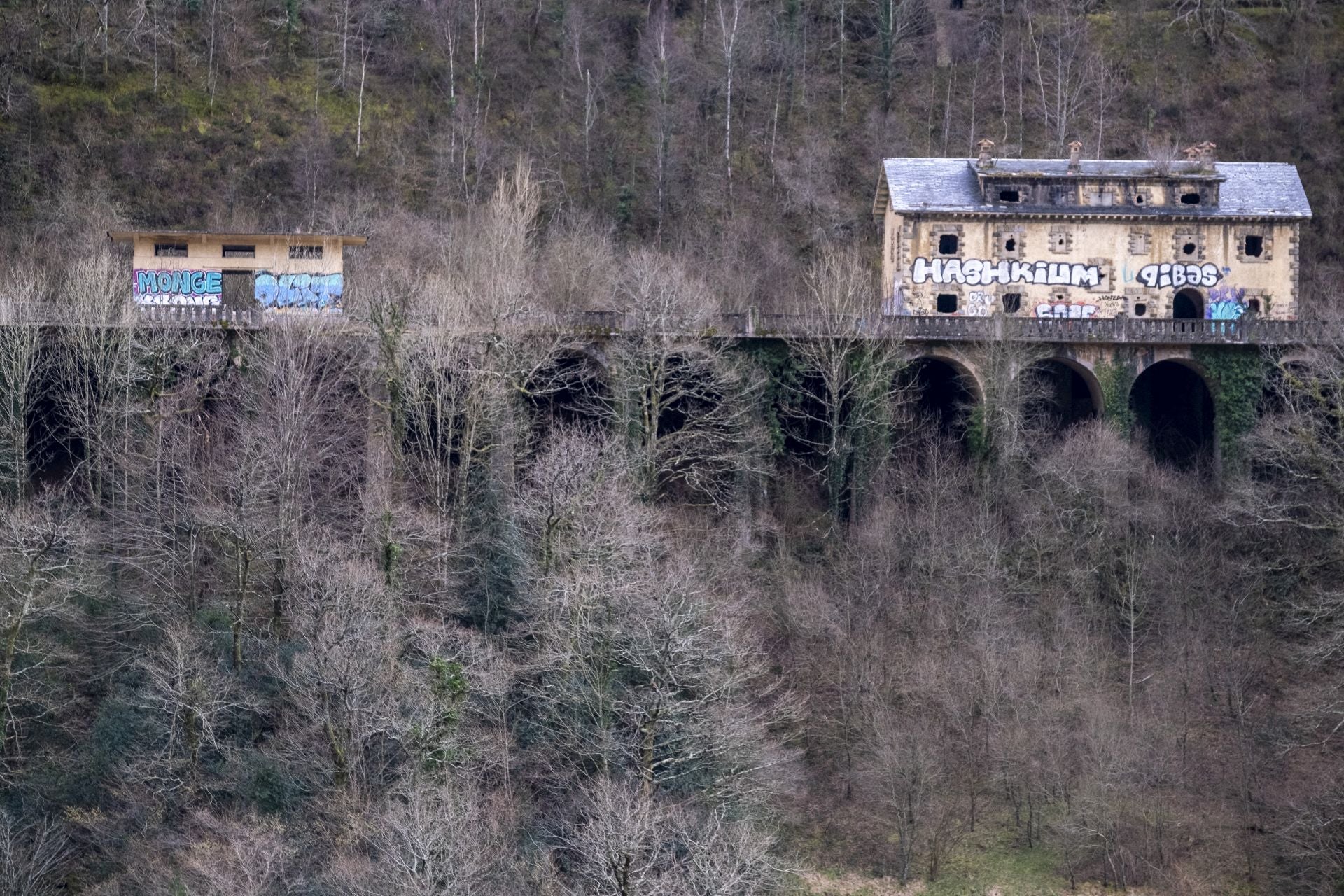 Vista desde la carretera de los antiguos edificios del almacén y la estación de Yera, que serán transformados.