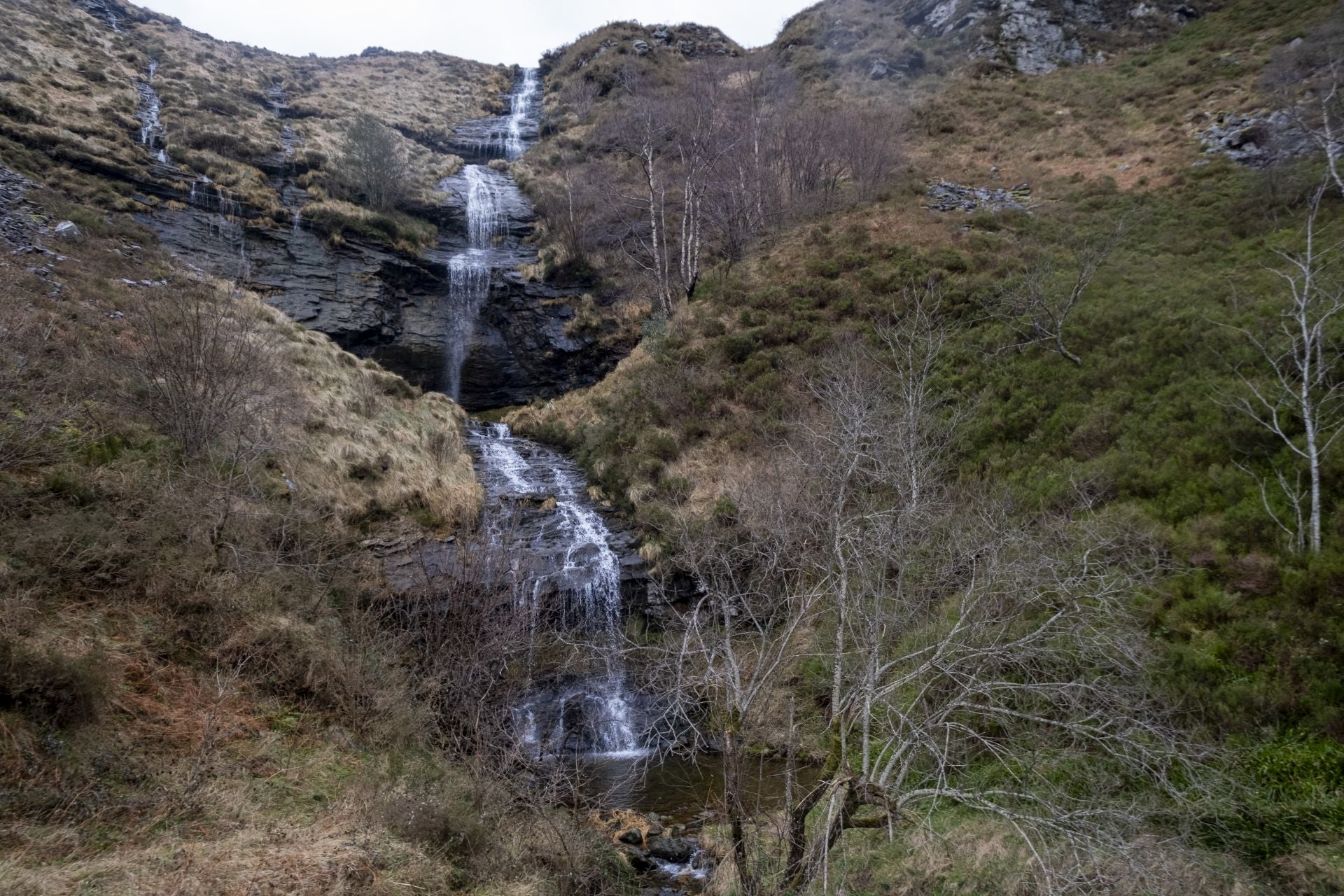 Las cascadas irrumpen en el paisaje de los valles.